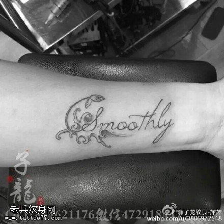 一组小花卉字符纹身图案