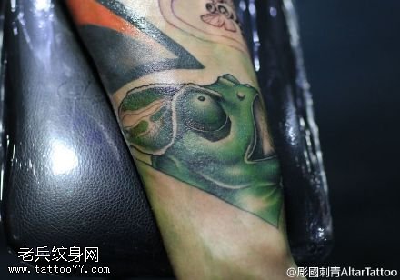 手臂彩绘七色龙纹身图案