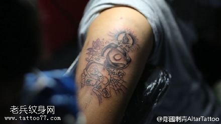 手臂点刺沙漏纹身图案