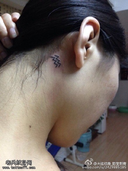 耳朵后的小波浪纹身图案