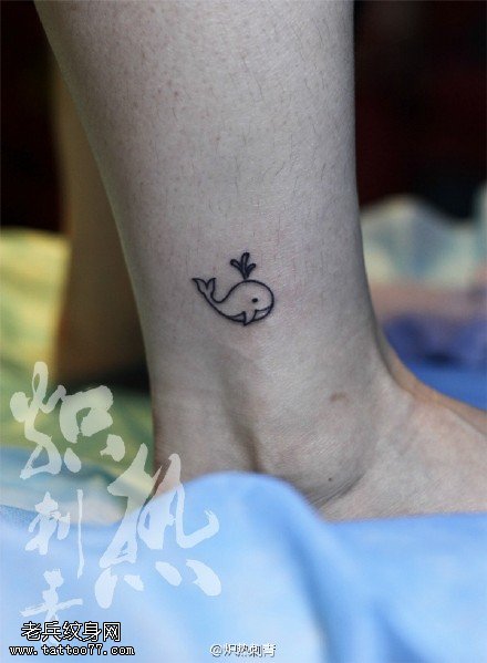 脚腕上点刺小海豚纹身图案