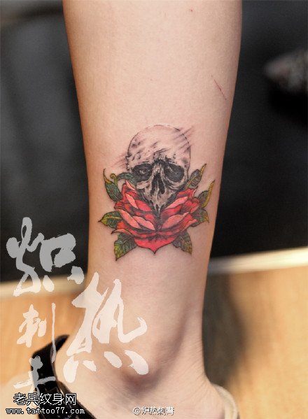 脚腕上的玫瑰骷髅纹身图案