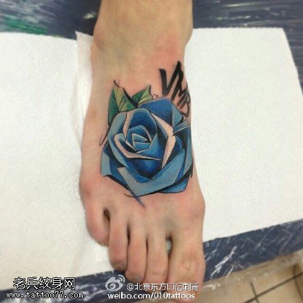 脚上蓝色的玫瑰纹身图案