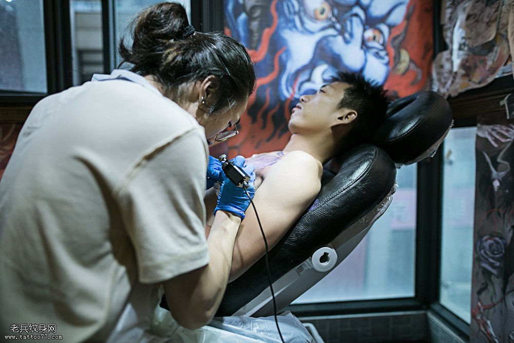 武汉老兵纹身店纹身师胸口纹身图案打造中