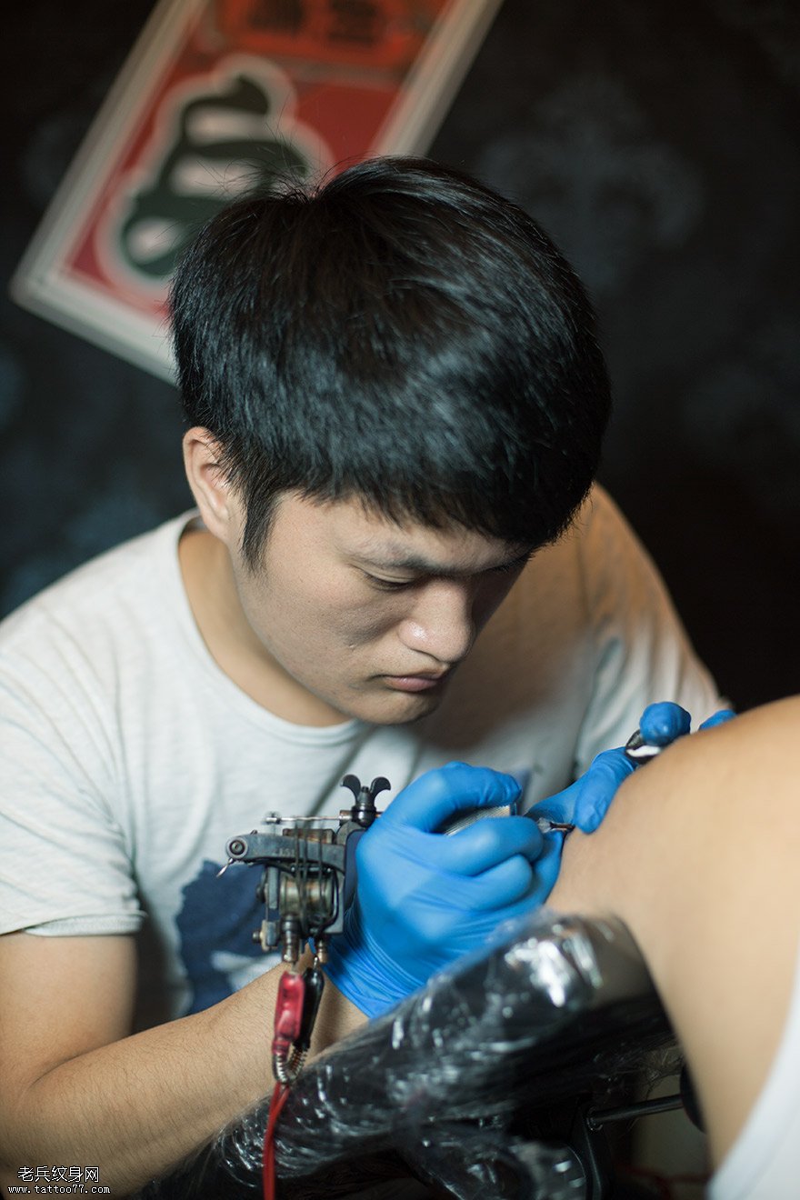 武汉专业纹身店纹身师制作纹身图案过程