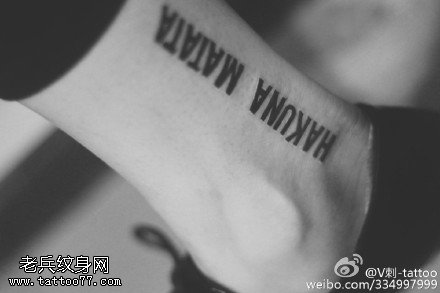 脚腕上哥特英文纹身图案