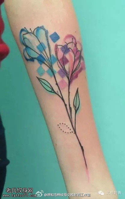 手臂水彩花枝纹身图案