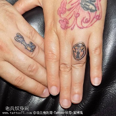 手指上的饰品纹身图案