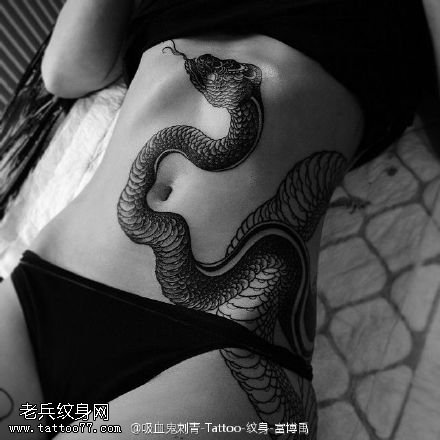 美女腹部的大蟒蛇纹身图案