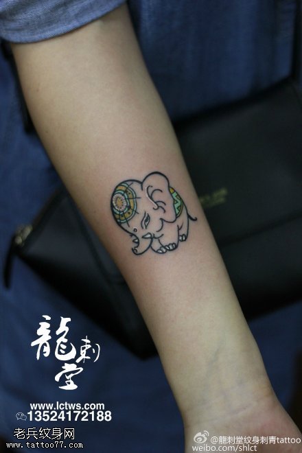 手臂上的小象纹身图案