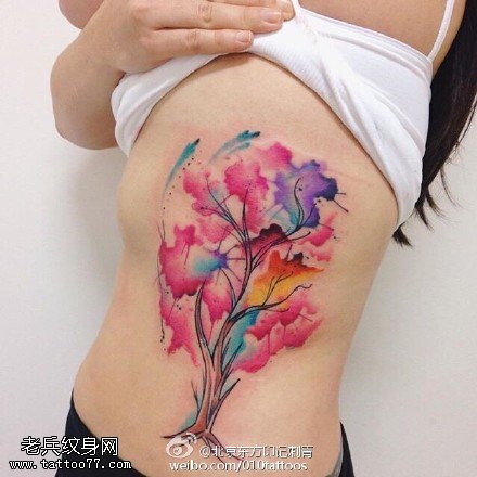 水彩漂亮的树纹身图案