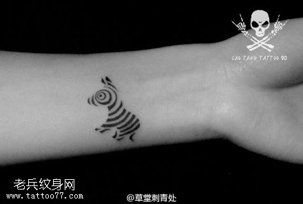 手腕上简单的小斑马纹身图案