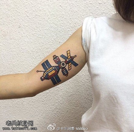手臂彩绘的卫星纹身图案
