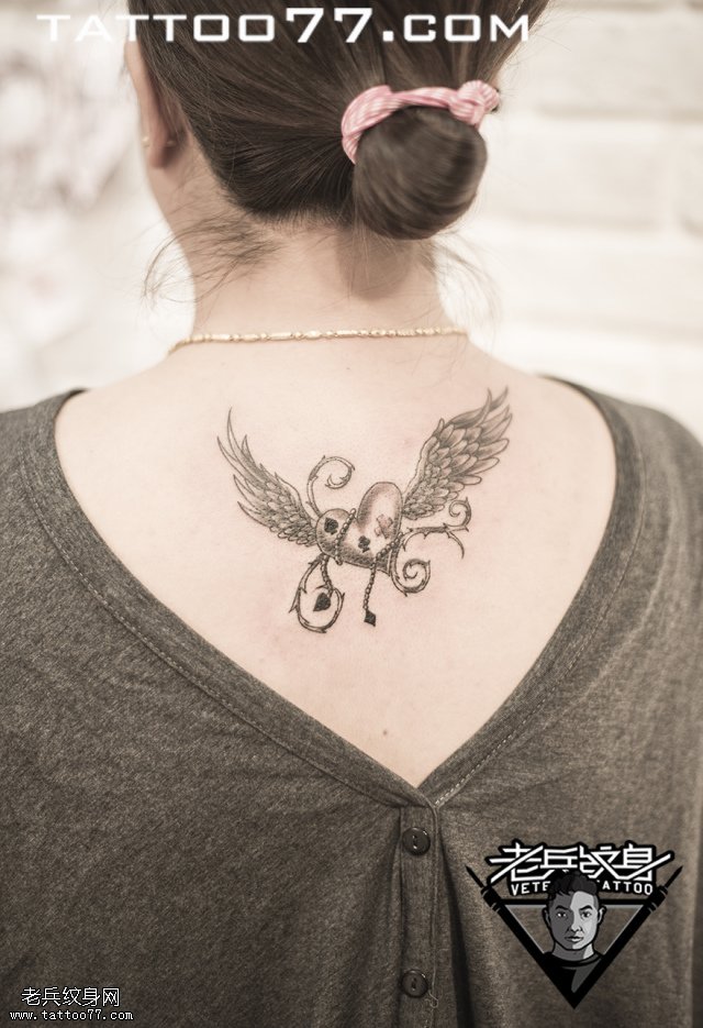 颈部爱心翅膀纹身图案作品