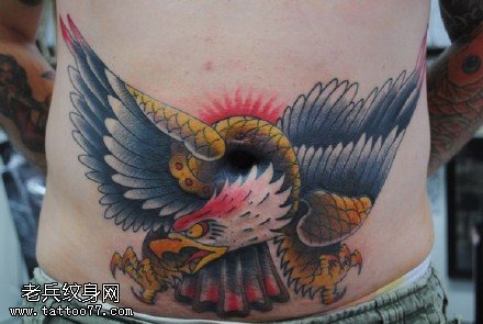 腹部彩绘的老鹰纹身图案