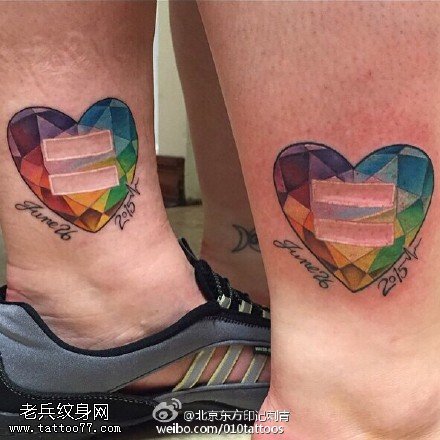 脚腕上的彩色钻石纹身图案