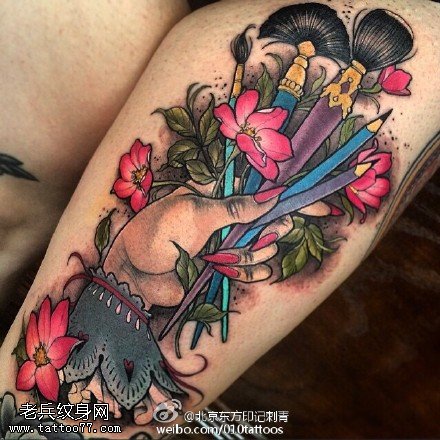 手臂漂亮的花卉纹身图案