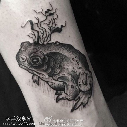 脚腕上水墨的金蟾纹身图案