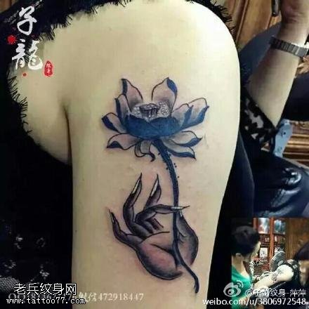 肩膀精致的莲花纹身图案