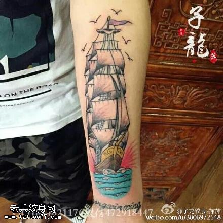 手臂上的大帆船纹身图案