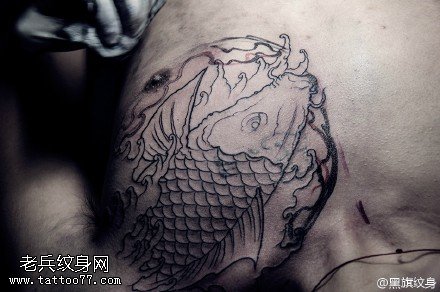 肩膀点刺的鱼纹身图案