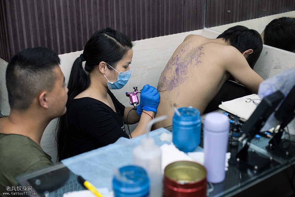 武汉专业纹身学校学员后背纹身图案实操中