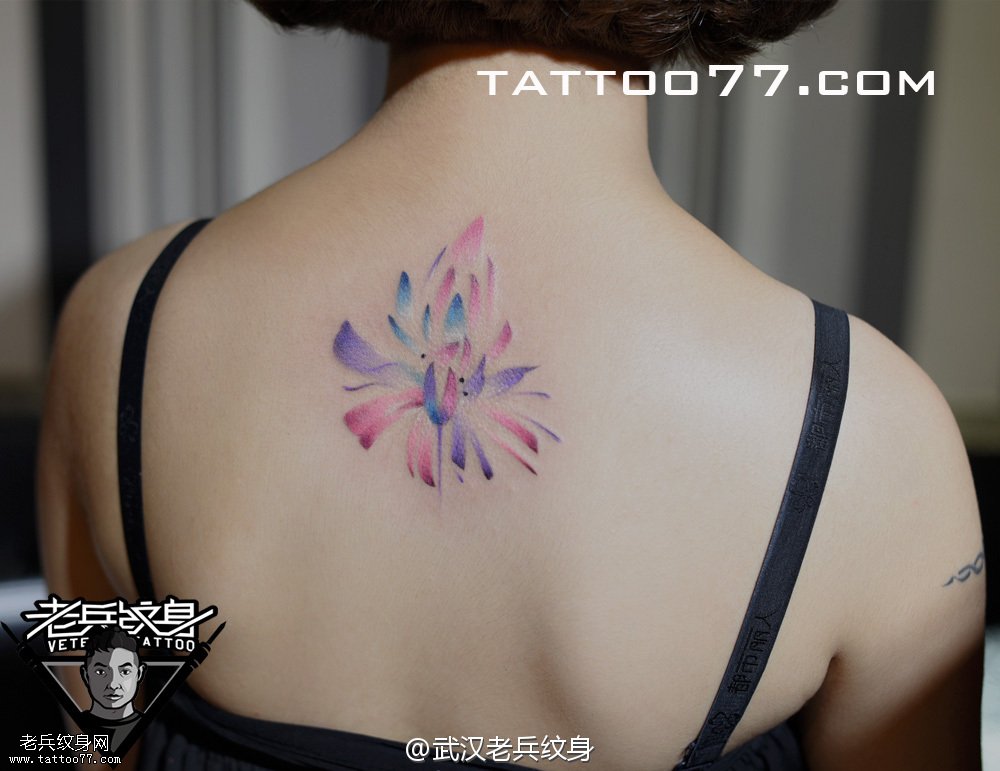 后颈部水彩莲花纹身图案作品