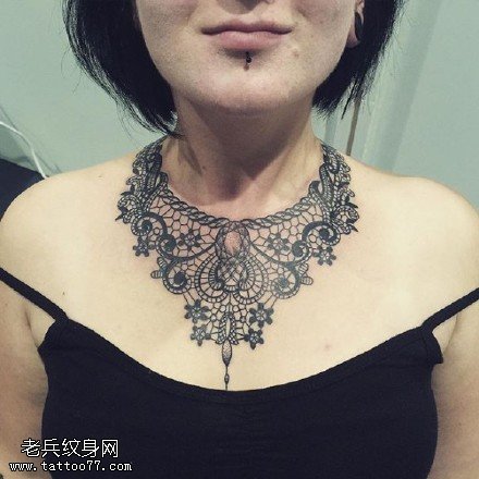 脖子上的梵花项链纹身图案