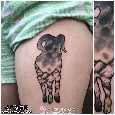 大腿水墨的山羊纹身图案