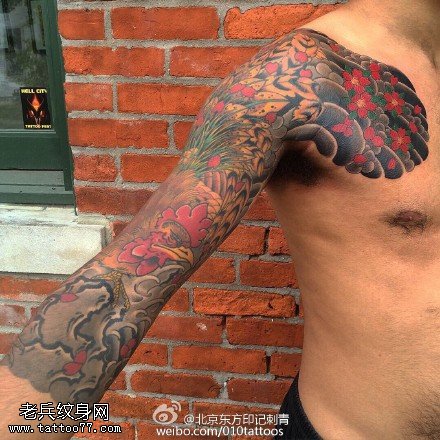 樱花老鹰大花臂纹身图案