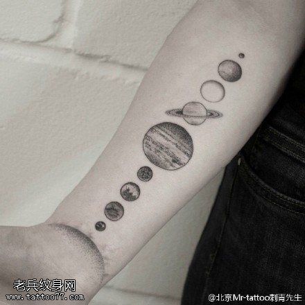 手臂上黑灰星系纹身图案