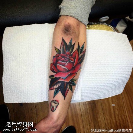 手臂上的玫瑰纹身图案
