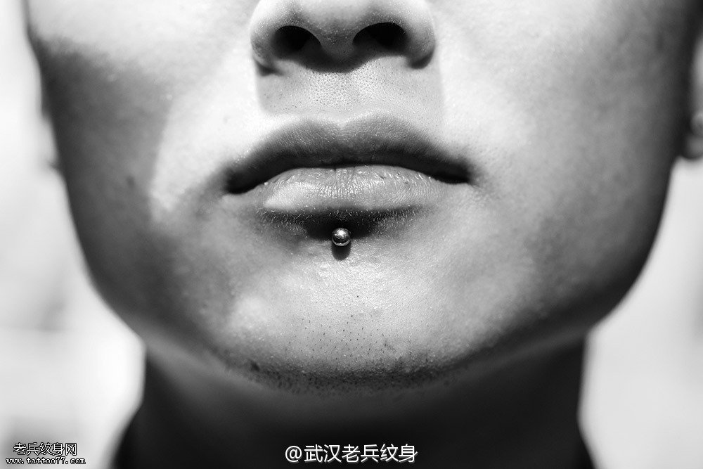 帅气的唇环穿孔图案作品