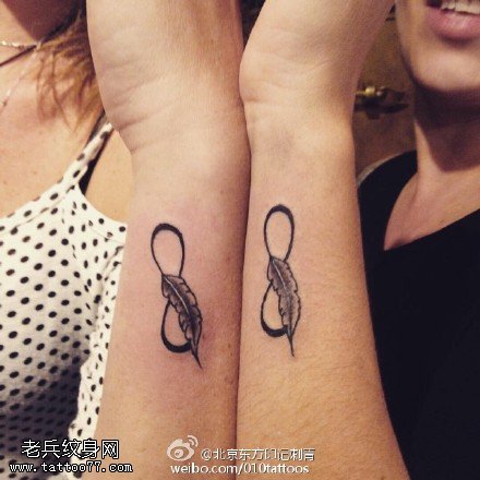 手臂上的小树叶纹身图案