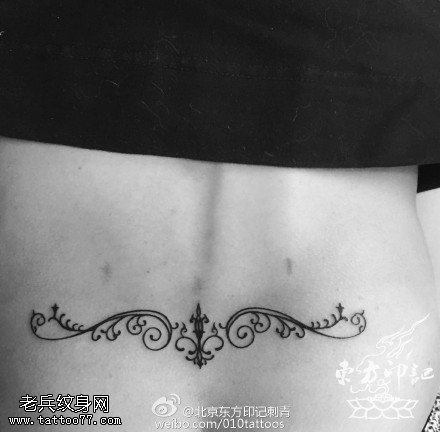 腰部清新的腰花纹身图案
