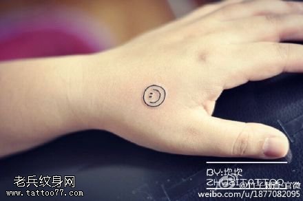 手上的笑脸纹身图案