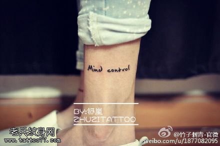 脚腕上经典的字符纹身图案