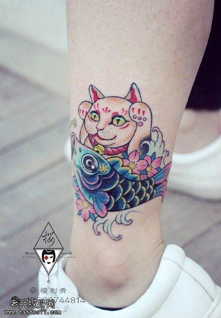 脚腕上的招财猫锦鲤纹身图案