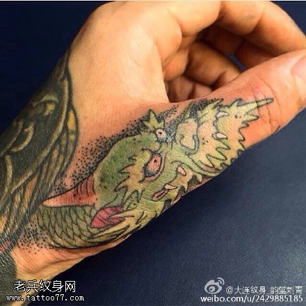 手指上的龙头纹身图案