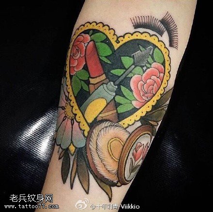 手臂心形化妆盒纹身图案