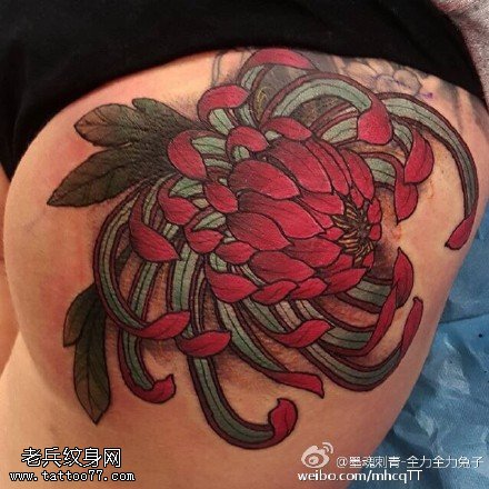臀部大菊花纹身图案