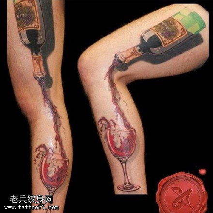 腿部的红酒纹身图案