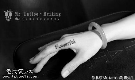 手指上的英文字符纹身图案
