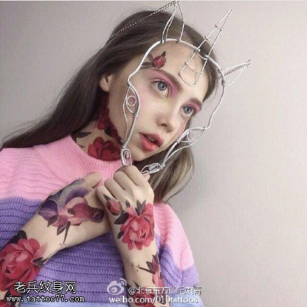 美女荆棘的玫瑰纹身图案