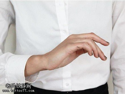 手指上的小字符纹身图案