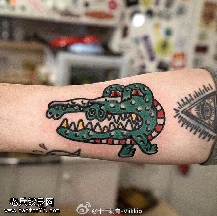 手臂上的鳄鱼纹身图案