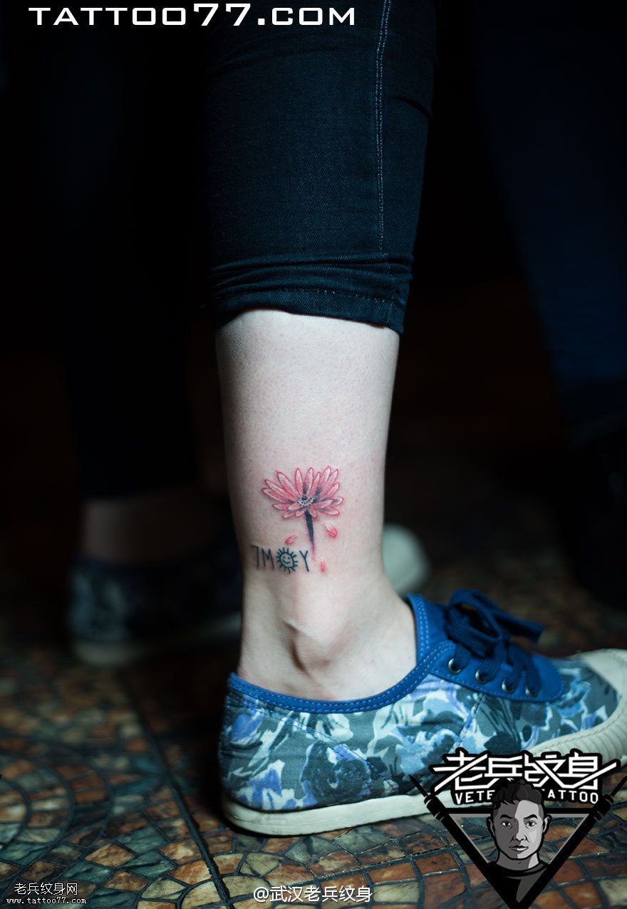 脚踝粉色小菊花纹身图案作品