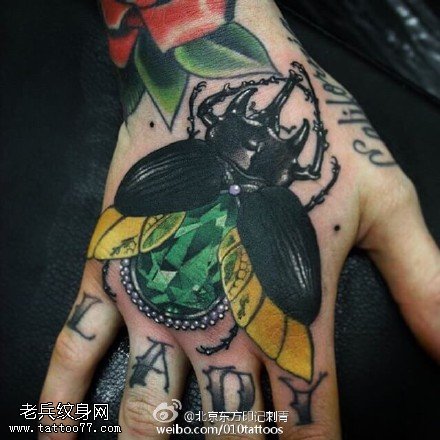 手面上的甲壳虫纹身图案