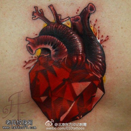胸前的心脏纹身图案