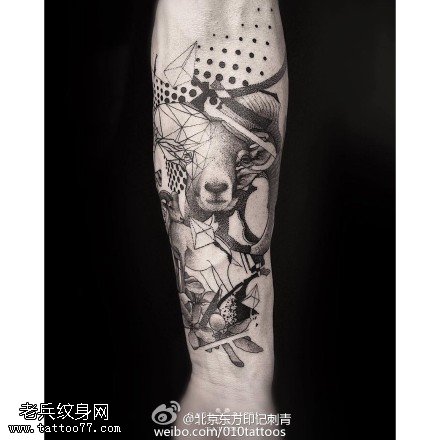 手臂几何元素的山羊纹身图案
